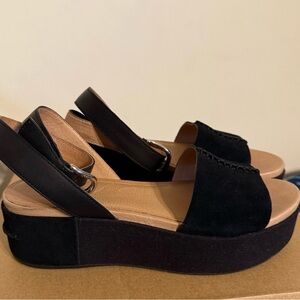 UGG Chapala Black and Tan Platform Sandals